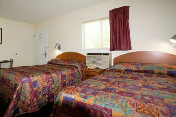 Content image Image file InTownSuitesRoom0_fafecfba-5056-a36a-09d6cef6a2f89928.jpg